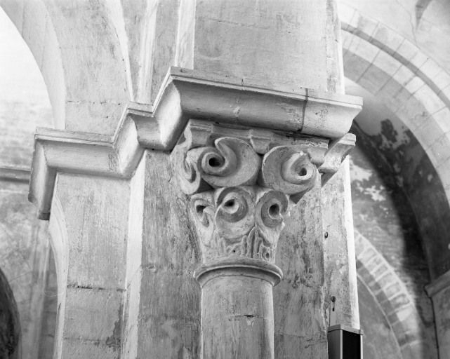 Nef, 5e arcade gauche : chapiteau nord. © Michel Rosso / Région Bourgogne-Franche-Comté, Inventaire du patrimoine - 2001