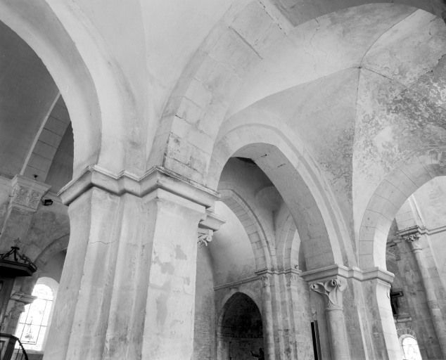 Bas-côté droit, 4e travée : angle nord-ouest, vestige d'un départ d'arc formeret. © Michel Rosso / Région Bourgogne-Franche-Comté, Inventaire du patrimoine - 2001