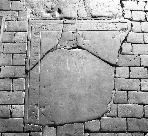 Fragment de dalle funéraire. © Michel Rosso / Région Bourgogne-Franche-Comté, Inventaire du patrimoine - 2001