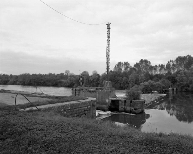 écluse barrage mobile maison © Michel Rosso / Région Bourgogne-Franche-Comté, Inventaire du patrimoine - 2001  écluse barrage mobile maison © Michel Rosso / Région Bourgogne-Franche-Comté, Inventaire du patrimoine - 2001