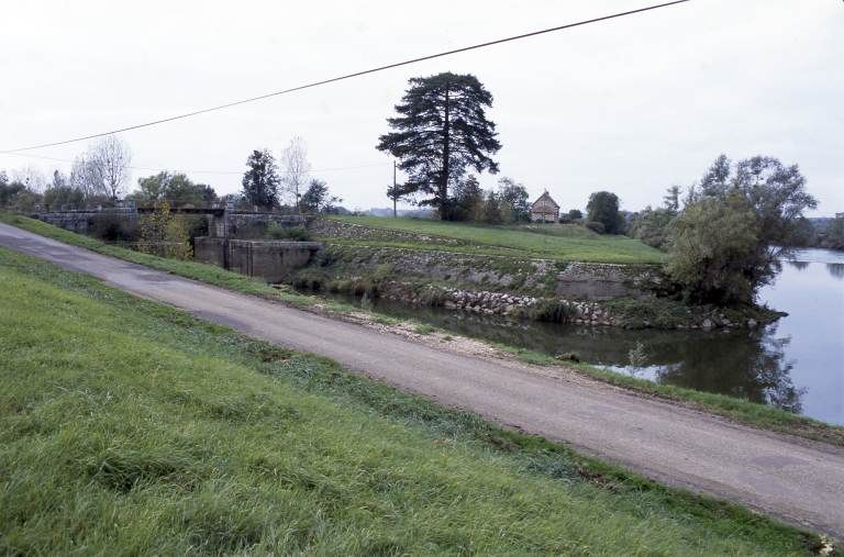 écluse barrage mobile maison © Michel Rosso / Région Bourgogne-Franche-Comté, Inventaire du patrimoine - 2001  écluse barrage mobile maison © Michel Rosso / Région Bourgogne-Franche-Comté, Inventaire du patrimoine - 2001