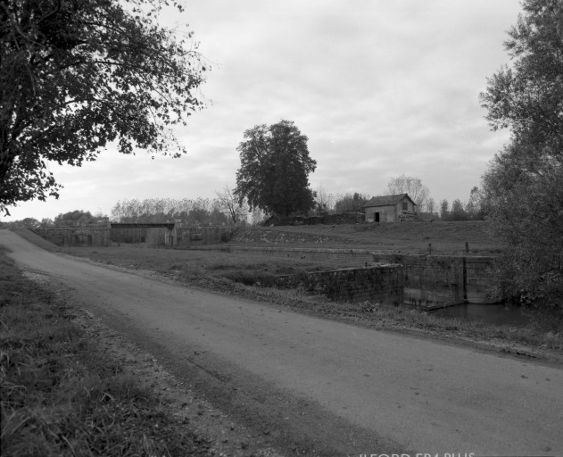 site d'écluse © Michel Rosso / Région Bourgogne-Franche-Comté, Inventaire du patrimoine - 2001  site d'écluse © Michel Rosso / Région Bourgogne-Franche-Comté, Inventaire du patrimoine - 2001