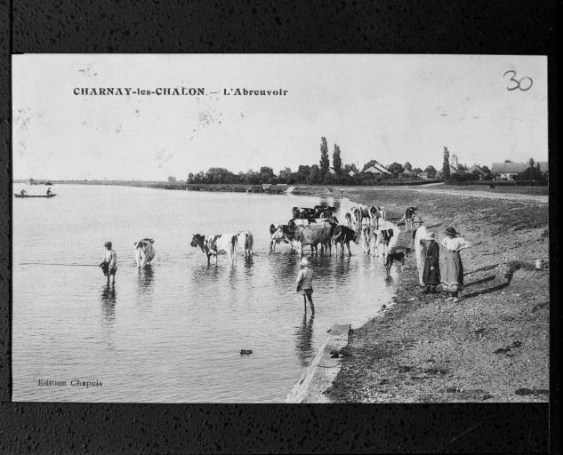Site avec l'abreuvoir au 1er plan. © Michel  Rosso (reproduction) / Région Bourgogne-Franche-Comté, Inventaire du patrimoine - 2001