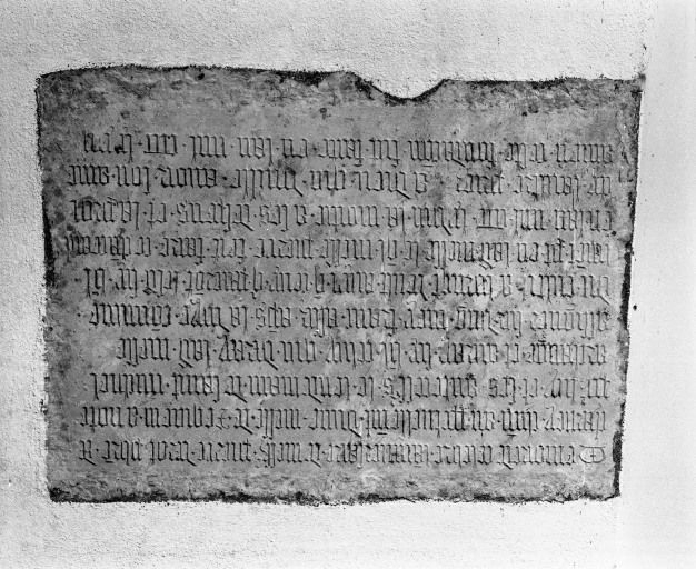 Pierre de fondation de messe datée 1472 scellée, à l'extérieur, à droite du clocher. © Michel Rosso / Région Bourgogne-Franche-Comté, Inventaire du patrimoine - 2001
