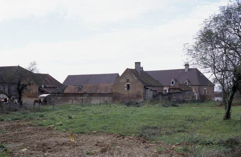 Vue d'ensemble prise du nord-est © Michel Rosso / Région Bourgogne-Franche-Comté, Inventaire du patrimoine - 2001