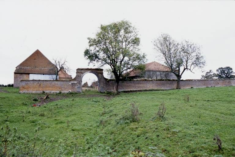 Vue d'ensemble prise du sud, côté du portail postérieur de la cour. © Michel Rosso / Région Bourgogne-Franche-Comté, Inventaire du patrimoine - 2001