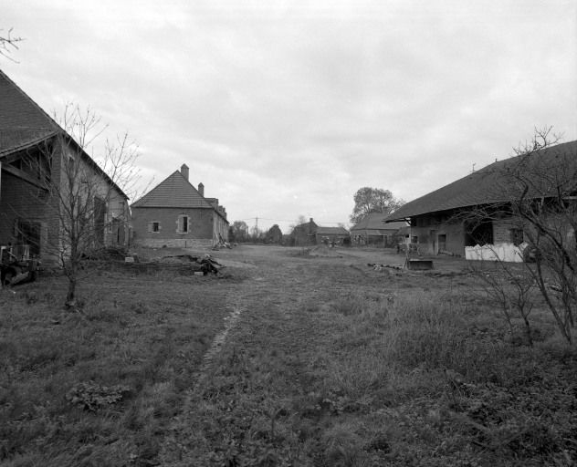 Vue d'ensemble de la cour prise du sud. © Michel Rosso / Région Bourgogne-Franche-Comté, Inventaire du patrimoine - 2001