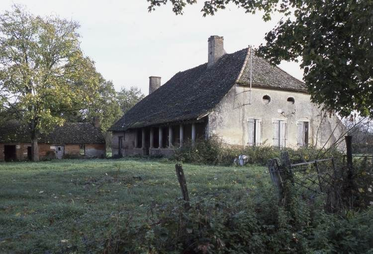 Logis : façade et élévation droite. © Michel Rosso / Région Bourgogne-Franche-Comté, Inventaire du patrimoine - 2001