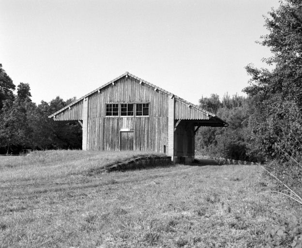Gare de marchandises, pignon en bois. © Michel Rosso / Région Bourgogne-Franche-Comté, Inventaire du patrimoine - 2001
