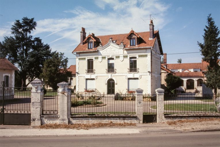 Bâtiment de l'administration, vue prise de la rue. © Jean-Luc Duthu / Région Bourgogne-Franche-Comté, Inventaire du patrimoine - 2001