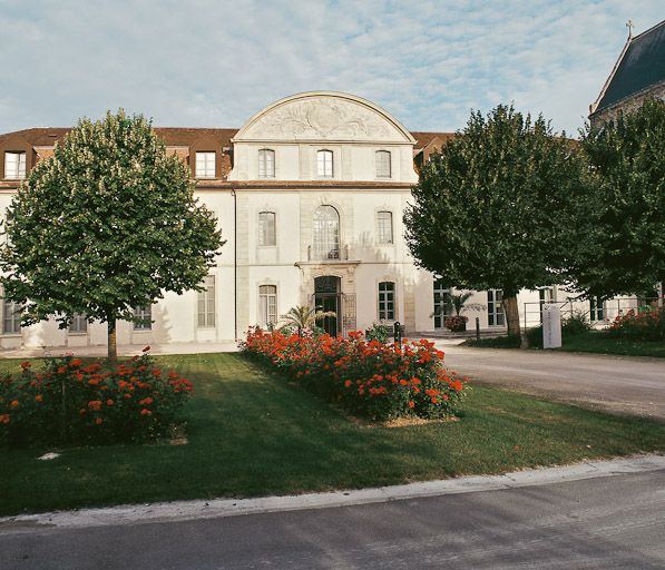 Façade est du corps gauche du bâtiment en U. © Jean-Luc Duthu / Région Bourgogne-Franche-Comté, Inventaire du patrimoine - 2001