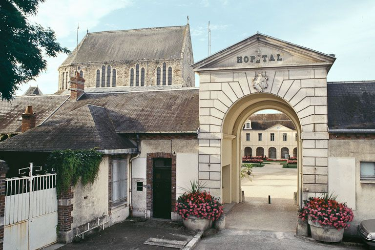 Vue d'ensemble avec le passage couvert donnant dans la cour intérieure. © Jean-Luc Duthu / Région Bourgogne-Franche-Comté, Inventaire du patrimoine - 2001
