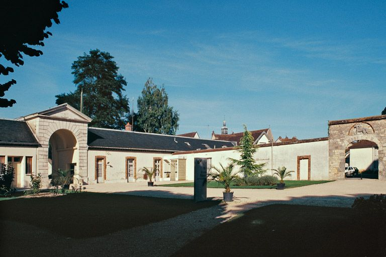 Vue d'ensemble de la première cour. © Jean-Luc Duthu / Région Bourgogne-Franche-Comté, Inventaire du patrimoine - 2001