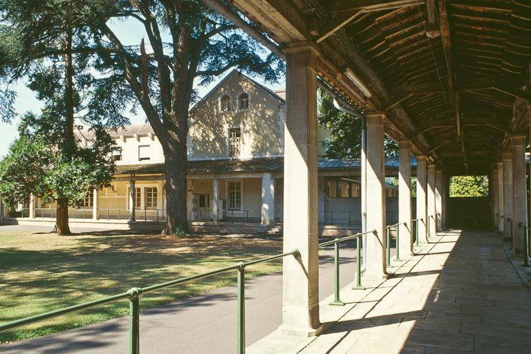 Quartier des femmes, galeries de liaison. © Jean-Luc Duthu / Région Bourgogne-Franche-Comté, Inventaire du patrimoine - 2001