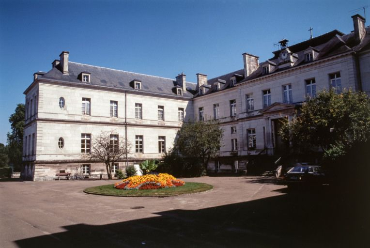 Cour et vue d'ensemble des façades. © Jean-Luc Duthu / Région Bourgogne-Franche-Comté, Inventaire du patrimoine - 2001