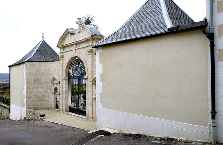 Portail à porte cochère et portes piétonnes entre deux pavillons (côté rue). © Michel Thierry / Région Bourgogne-Franche-Comté, Inventaire du patrimoine - 2002