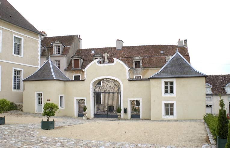 Portail à porte cochère et portes piétonnes entre deux pavillons (côté cour). © Michel Thierry / Région Bourgogne-Franche-Comté, Inventaire du patrimoine - 2002
