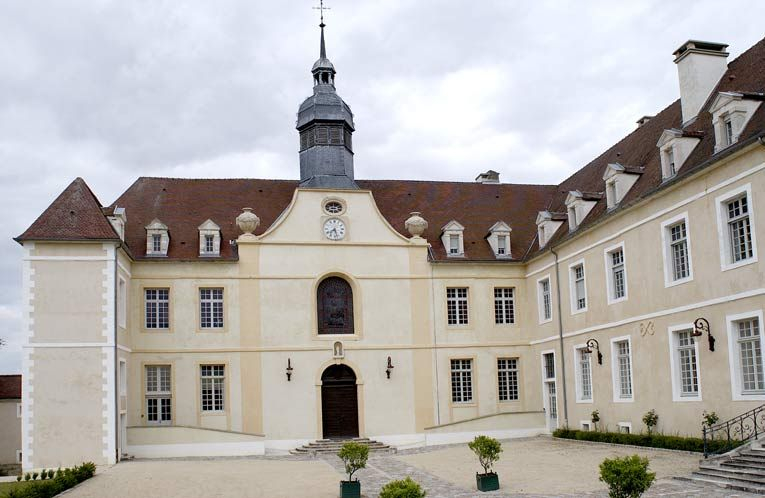 Cour antérieure : élévation antérieure du corps de bâtiment principal et vue partielle de l'aile droite. © Michel Thierry / Région Bourgogne-Franche-Comté, Inventaire du patrimoine - 2002