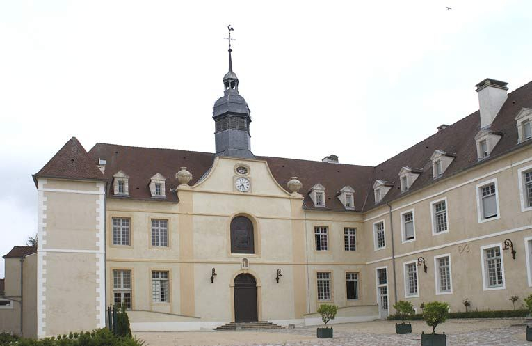 Cour antérieure : élévation antérieure du corps de bâtiment principal et vue partielle de l'aile droite. © Michel Thierry / Région Bourgogne-Franche-Comté, Inventaire du patrimoine - 2002