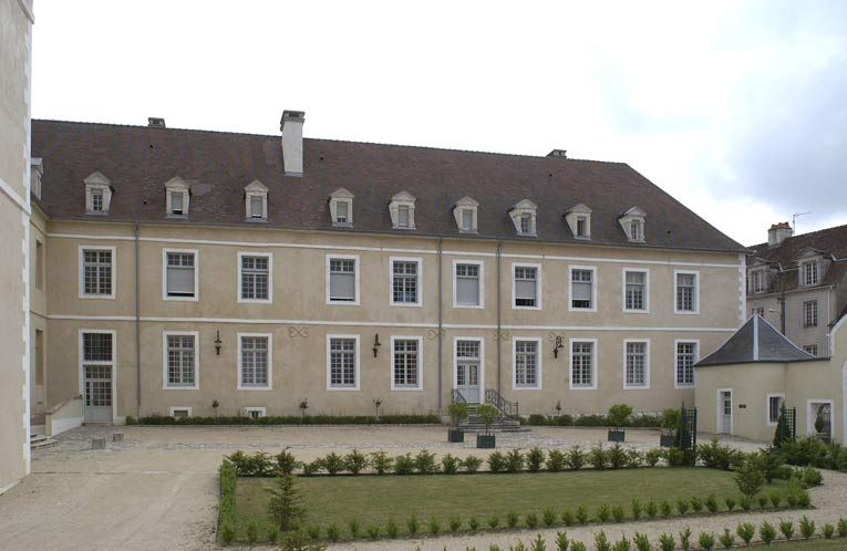 Cour antérieure : aile droite dite "le grand corps de logis". © Michel Thierry / Région Bourgogne-Franche-Comté, Inventaire du patrimoine - 2002