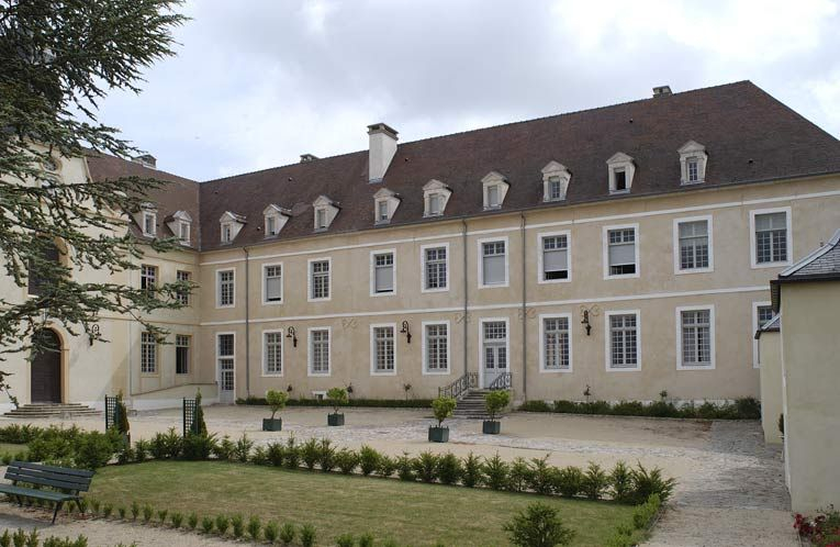 Cour antérieure : aile droite dite "le grand corps de logis". © Michel Thierry / Région Bourgogne-Franche-Comté, Inventaire du patrimoine - 2002
