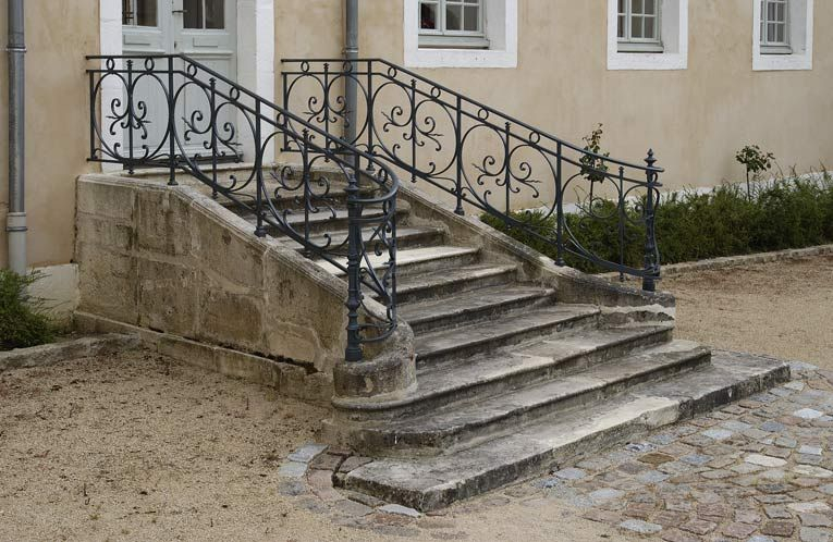 Cour antérieure : degré droit donnant accès à l'aile droite dite "le grand corps de logis". © Michel Thierry / Région Bourgogne-Franche-Comté, Inventaire du patrimoine - 2002