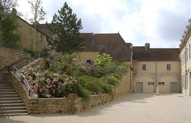 Cour dite des cuisines : boulangerie et bâtiments en bordure de la rue de l'Hôpital (Salles du Chapelet). © Michel Thierry / Région Bourgogne-Franche-Comté, Inventaire du patrimoine - 2002