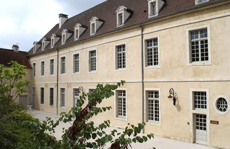 Cour dite des cuisines : élévation est de l'aile droite dite "le grand corps de logis". © Michel Thierry / Région Bourgogne-Franche-Comté, Inventaire du patrimoine - 2002