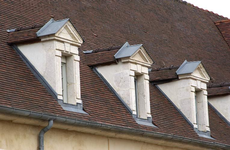 Cour dite des cuisines : lucarnes de l'aile droite dite "le grand corps de logis". © Michel Thierry / Région Bourgogne-Franche-Comté, Inventaire du patrimoine - 2002