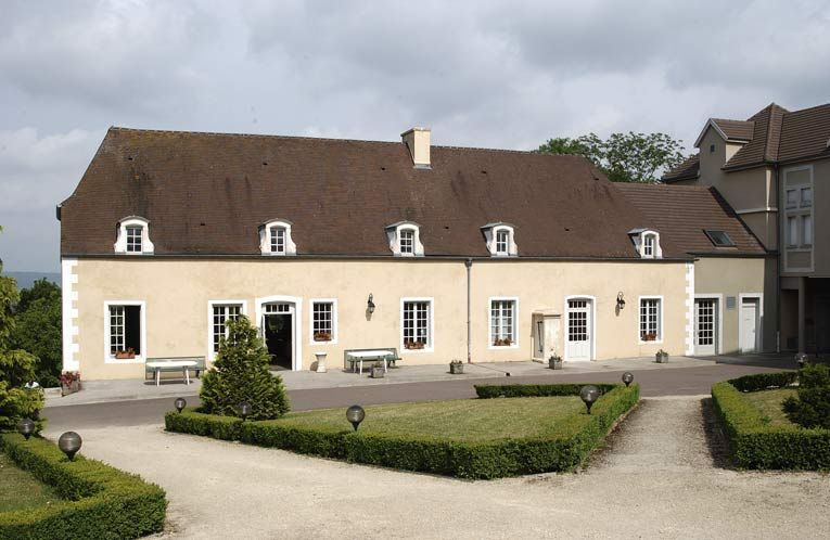 Bâtiment des bains du XVIIIe siècle : façade est (rez-de-chaussée surélevé de plain-pied avec l'esplanade Blondel). © Michel Thierry / Région Bourgogne-Franche-Comté, Inventaire du patrimoine - 2002