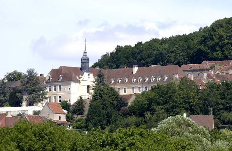 Vue d'ensemble des bâtiments qui encadrent la cour antérieure (prise du sud-ouest). © Michel Thierry / Région Bourgogne-Franche-Comté, Inventaire du patrimoine - 2002