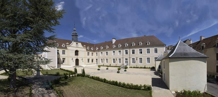 Cour antérieure : vue d'ensemble. © Michel Thierry / Région Bourgogne-Franche-Comté, Inventaire du patrimoine - 2002