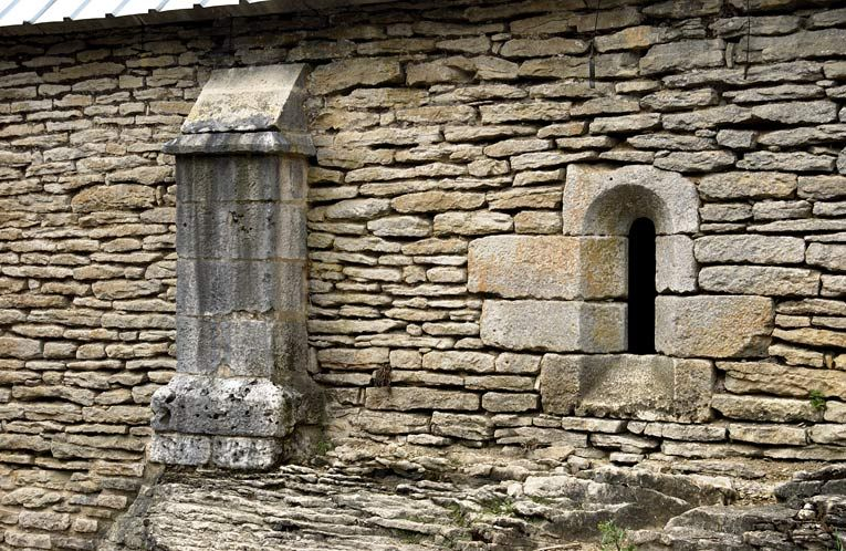 Salle voûtée, contrefort et baie de l'élévation est en 2002. © Michel Thierry / Région Bourgogne-Franche-Comté, Inventaire du patrimoine - 2002