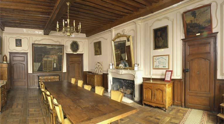 Corps de bâtiment principal : salle de réunion du Conseil d'administration (à l'étage, à droite de la chapelle). © Michel Thierry / Région Bourgogne-Franche-Comté, Inventaire du patrimoine - 2002
