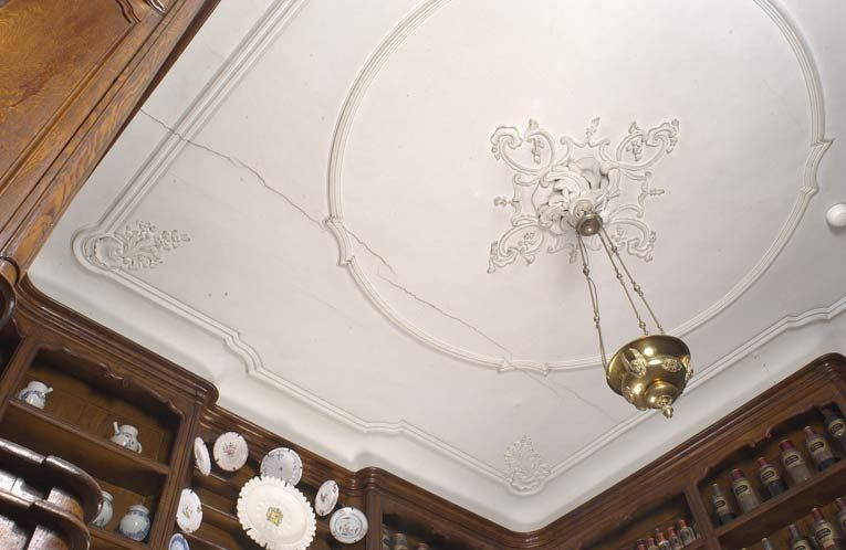Bâtiment de la communauté des soeurs : pharmacie, plafond. © Michel Thierry / Région Bourgogne-Franche-Comté, Inventaire du patrimoine - 2002