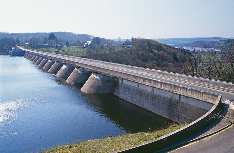 Le barrage, vue d'amont. En arrière-plan, on peut voir le bassin de compensation. © Jean-Luc Duthu / Région Bourgogne-Franche-Comté, Inventaire du patrimoine - 2002