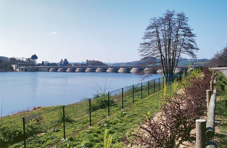 Le barrage, vue d'ensemble d'amont. © Jean-Luc Duthu / Région Bourgogne-Franche-Comté, Inventaire du patrimoine - 2002