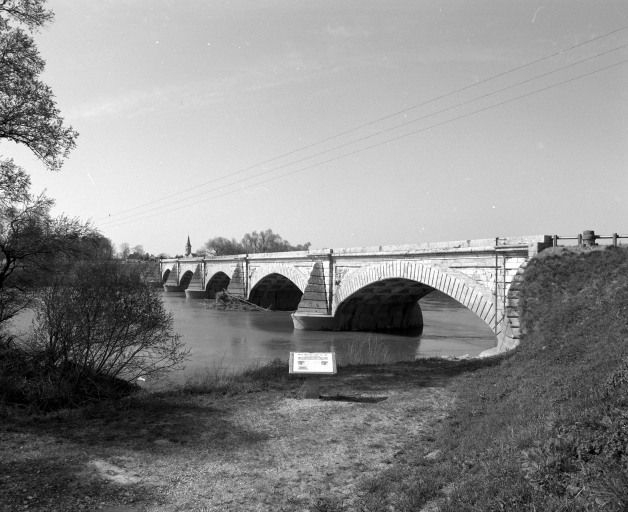 Vue d'ensemble en amont. © Michel Rosso / Région Bourgogne-Franche-Comté, Inventaire du patrimoine - 2002