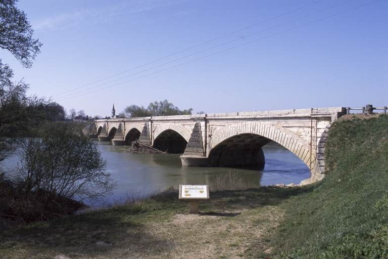 Vue d'ensemble en amont. © Michel Rosso / Région Bourgogne-Franche-Comté, Inventaire du patrimoine - 2002