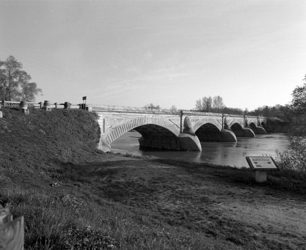 Vue d'ensemble de trois-quarts gauche, en aval. © Michel Rosso / Région Bourgogne-Franche-Comté, Inventaire du patrimoine - 2002