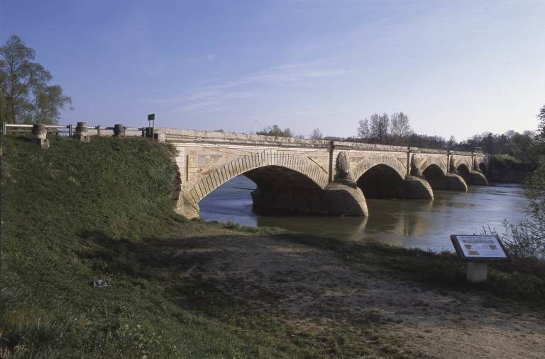 Vue d'ensemble de trois-quarts gauche, en aval. © Michel Rosso / Région Bourgogne-Franche-Comté, Inventaire du patrimoine - 2002