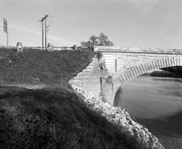 Détail d'une culée. © Michel Rosso / Région Bourgogne-Franche-Comté, Inventaire du patrimoine - 2002