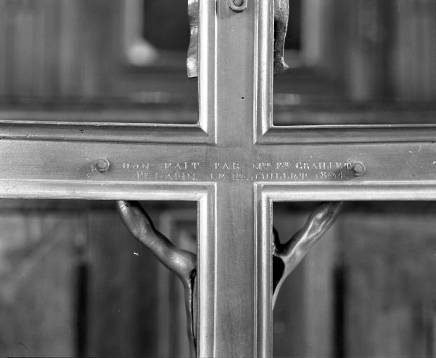 Détail de l'inscription gravée sur la croix. © Michel Rosso / Région Bourgogne-Franche-Comté, Inventaire du patrimoine - 2002