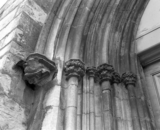 Culot et chapiteaux gauches du portail. © Michel Rosso / Région Bourgogne-Franche-Comté, Inventaire du patrimoine - 2002