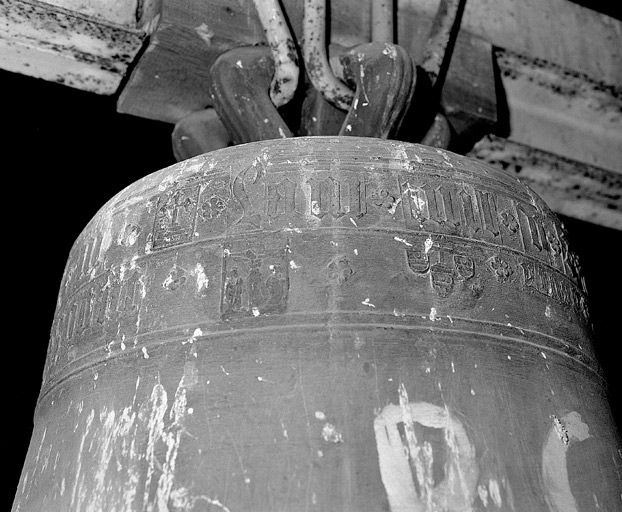Détail vase supérieur : inscription, calvaire, croix et écus. © Michel Rosso / Région Bourgogne-Franche-Comté, Inventaire du patrimoine - 2002