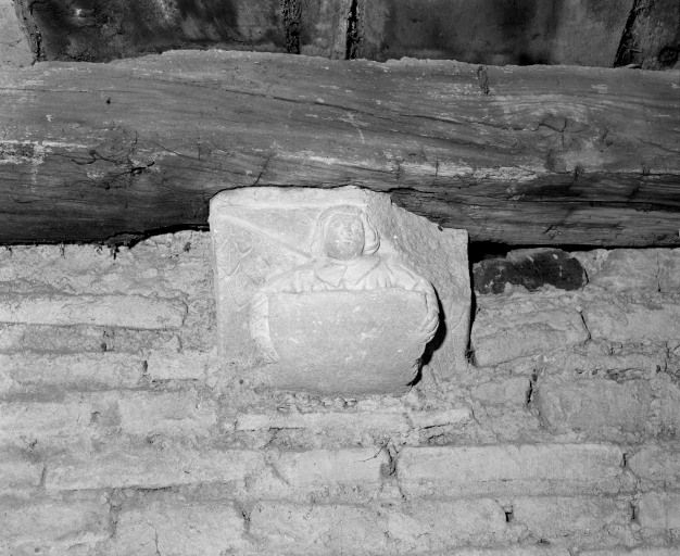 Clocher, 2e niveau : corbeau sculpté. © Michel Rosso / Région Bourgogne-Franche-Comté, Inventaire du patrimoine - 2002