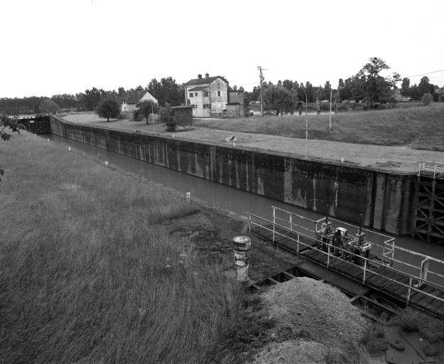 Grande écluse sur la Saône. © Michel Rosso / Région Bourgogne-Franche-Comté, Inventaire du patrimoine - 2002