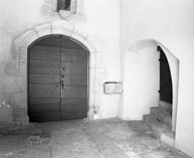 Vestibule, portail de la nef et entrée du clocher. © Michel Rosso / Région Bourgogne-Franche-Comté, Inventaire du patrimoine - 2002