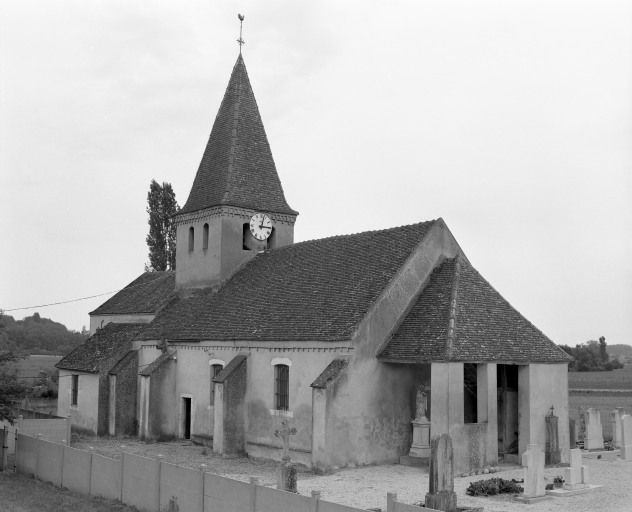 Vue d'ensemble : porche antérieur et élévation gauche. © Michel Rosso / Région Bourgogne-Franche-Comté, Inventaire du patrimoine - 2002