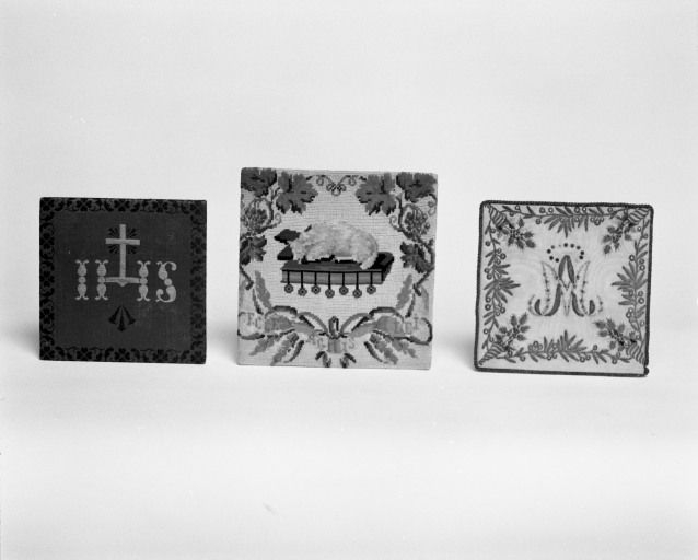 Trois pales brodées. © Michel Rosso / Région Bourgogne-Franche-Comté, Inventaire du patrimoine - 2002